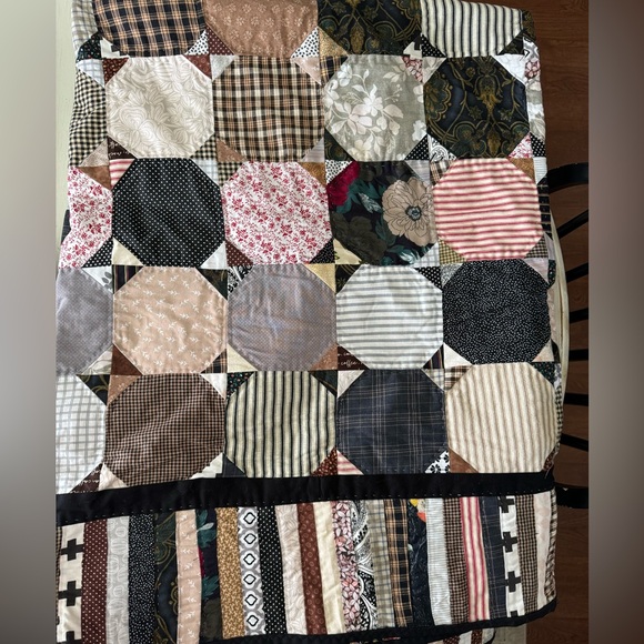 Hand stitched quilt - Picture 4 of 5
